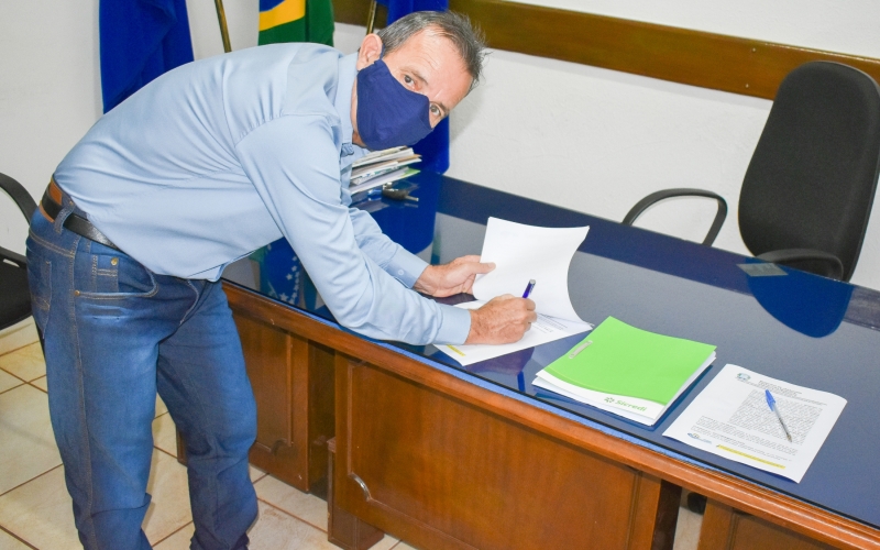 PREFEITO ASSINA TERMO DE CEDÊNCIA PARA INSTALAÇÃO DE UMA FUTURA AGÊNCIA DO SICREDI EM JARAGUARI.